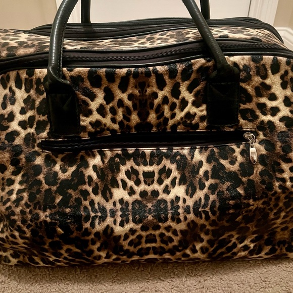 Stunning Leopard Luggage set, wheeled weekender bag, with 2 makeup bags, - Picture 3 of 8